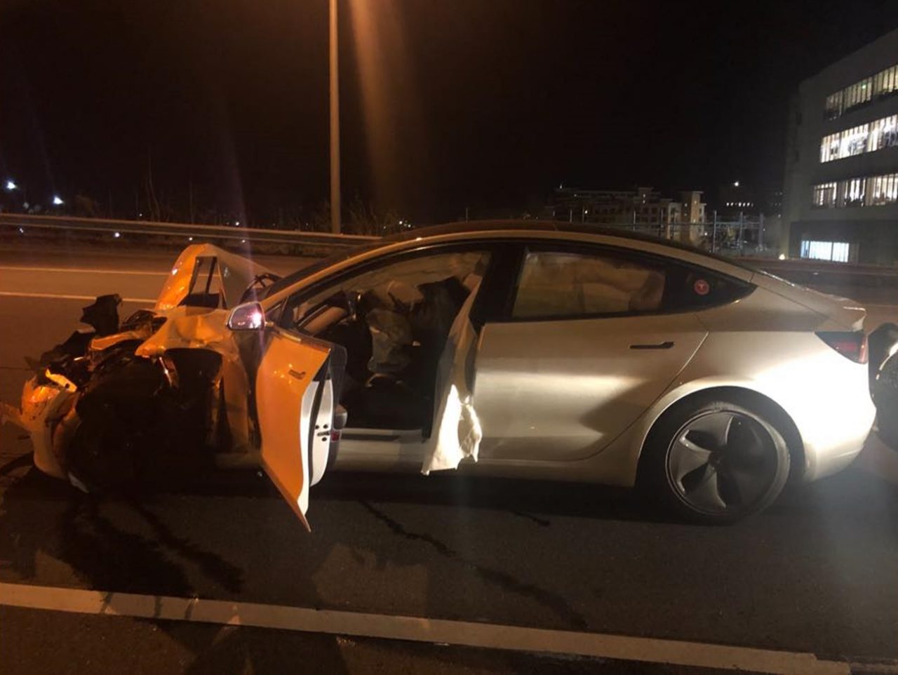 Un Tesla Model En Modo Autopilot Choca Contra Un Coche De Polic A