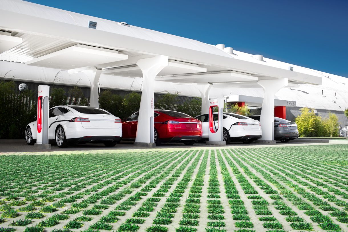 Tesla baja el precio de las recargas en sus Supercargadores 3 días después de subirlos