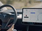 Los vehículos de Tesla ya se detienen autónomamente en semáforos y señales de Stop