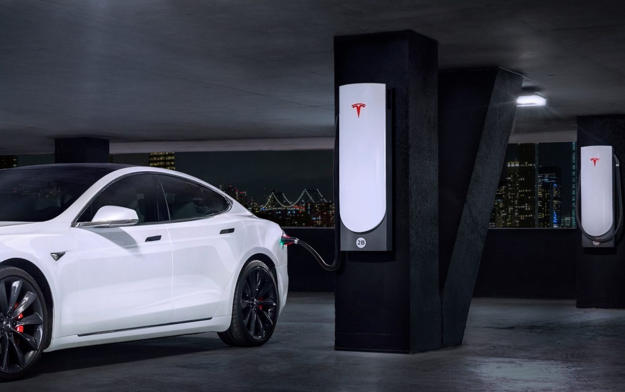 Así funciona el ingenioso sistema ideado por Tesla para evitar que vehículos térmicos ocupen sus puntos de carga