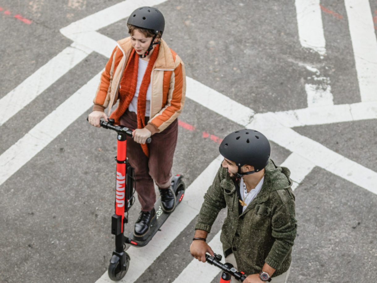 Patinetes eléctricos, la nueva apuesta de las marcas de coches
