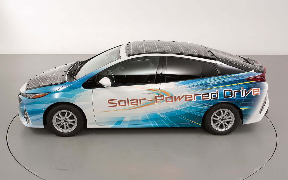 Toyota está desarrollando placas solares de alta eficiencia para eléctricos