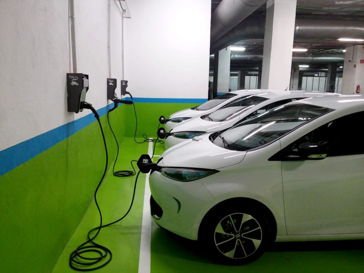 Plazas reservadas para coches eléctricos, ¿me pueden multar?