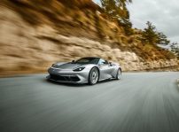 El Pininfarina Battista, el superdeportivo eléctrico de 1.900 CV, se presenta en Monterey luciendo una actualización que afecta a su rendimiento