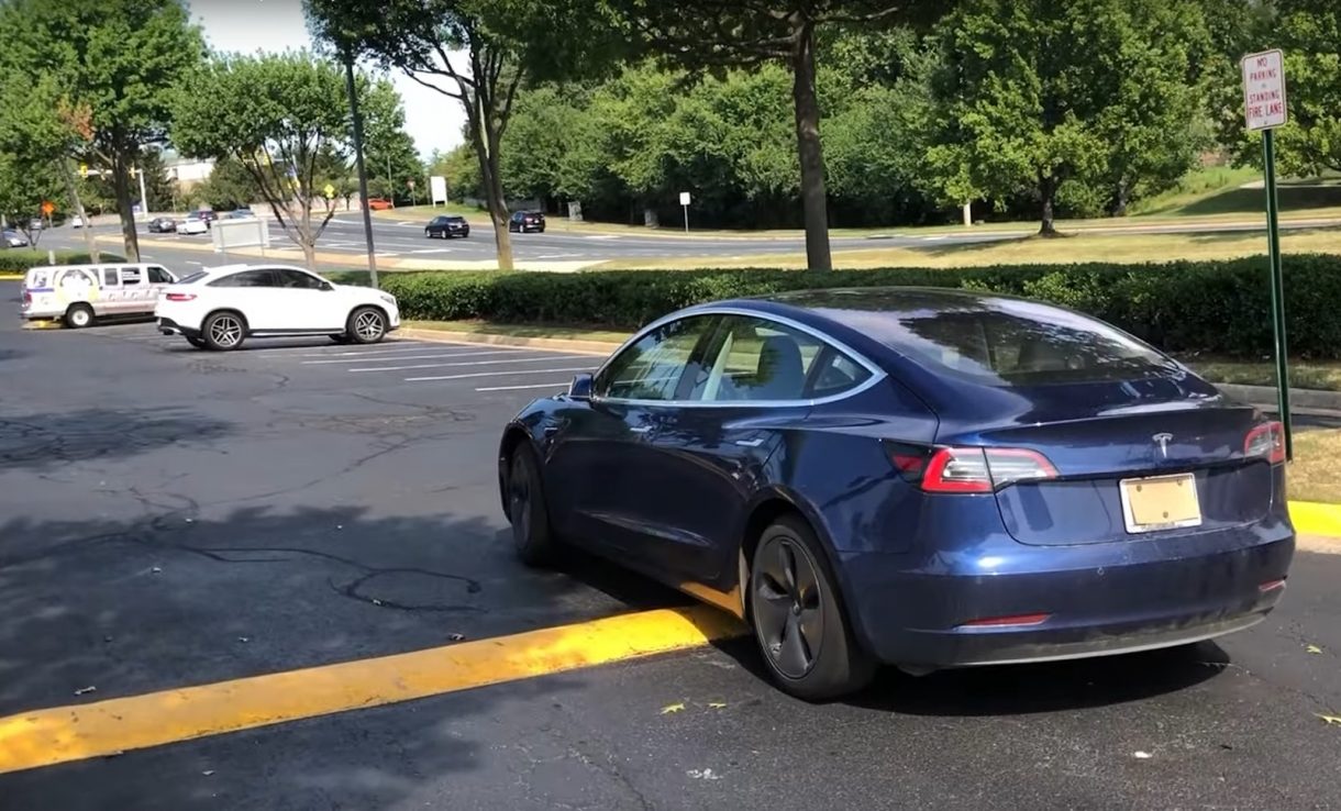 Un Tesla confunde a un niño de camiseta naranja con un cono…