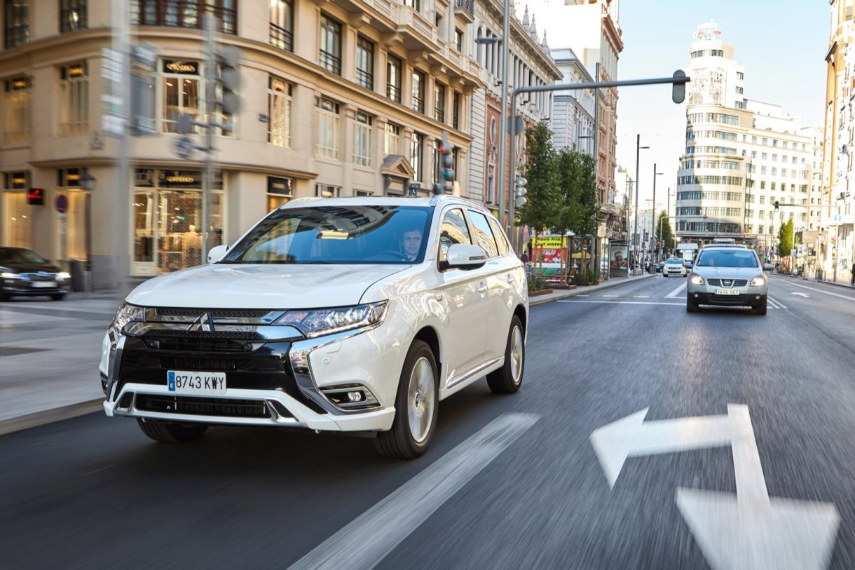 Gracias al precio del Mitsubishi Outlander PHEV en oferta, lucir la etiqueta CERO es mucho más económico