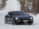 Porsche Taycan Cross eléctrico cazado en la nieve