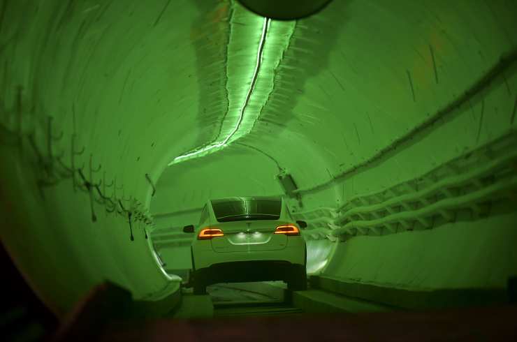 Elon Musk propone túneles subterraneos solo para EVS