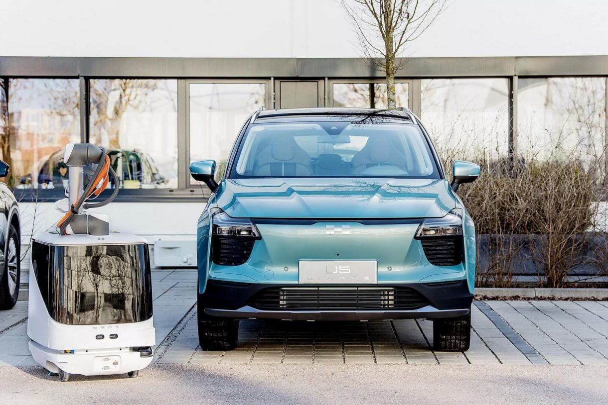 Así es CARL: el robot autónomo de Aiways que recargará tu vehículo eléctrico