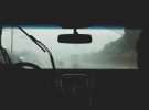 Claves y consejos para conducir seguro bajo la lluvia