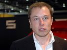 Elon Musk confía tanto en la conducción autónoma que ya casi ni toca el volante de su coche