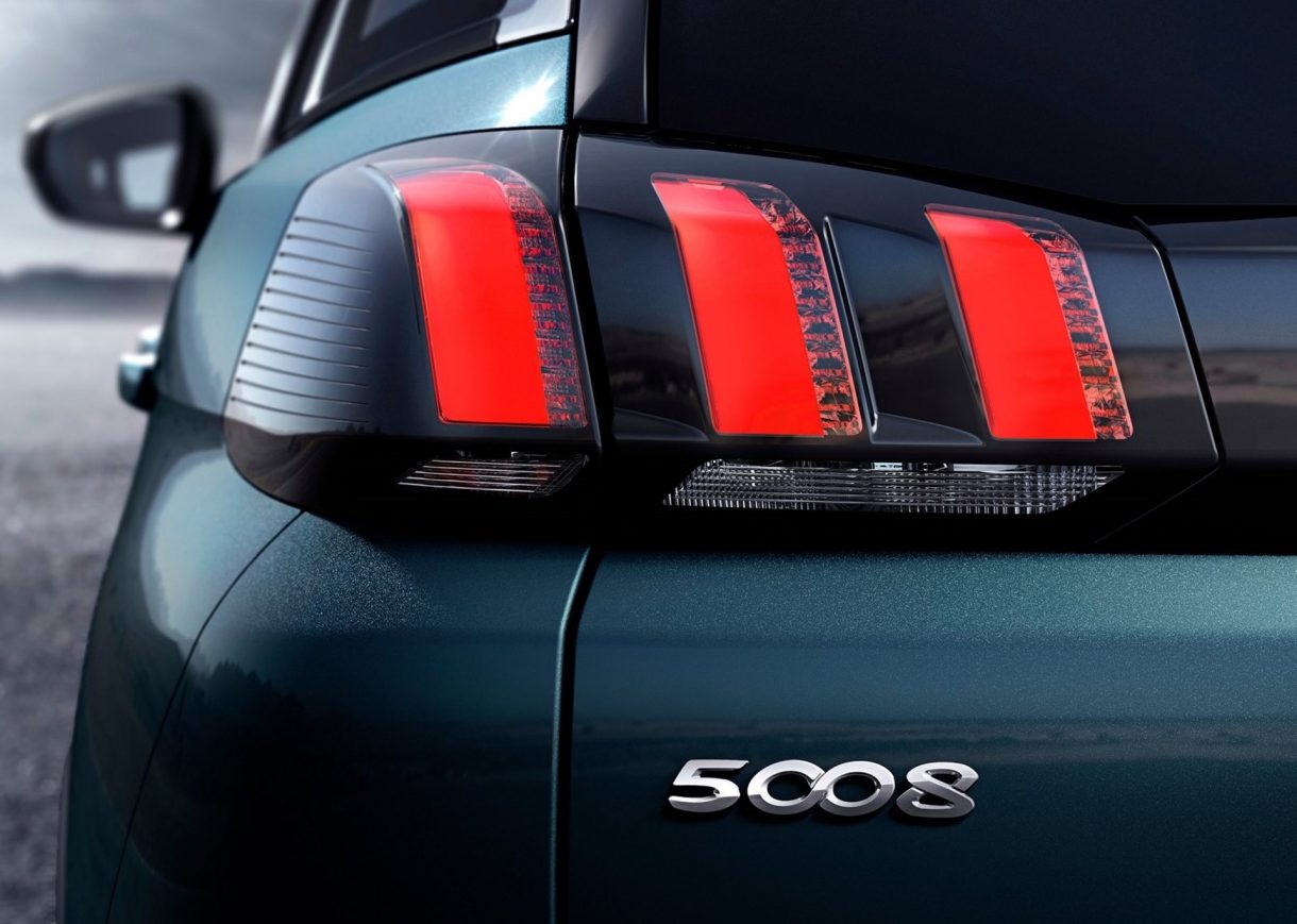 El Peugeot 5008 de 2024 dará amplio protagonismo a la electricidad