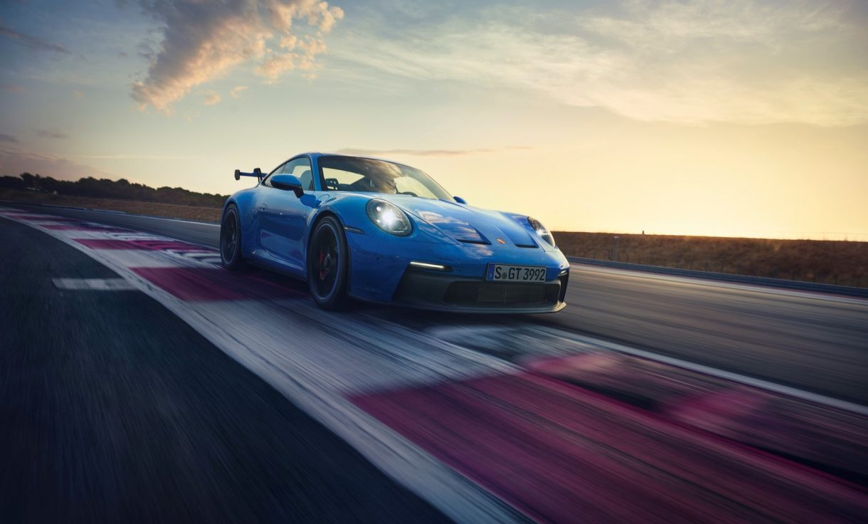 Porsche cree que su combustible sintético es tan limpio como un vehículo eléctrico