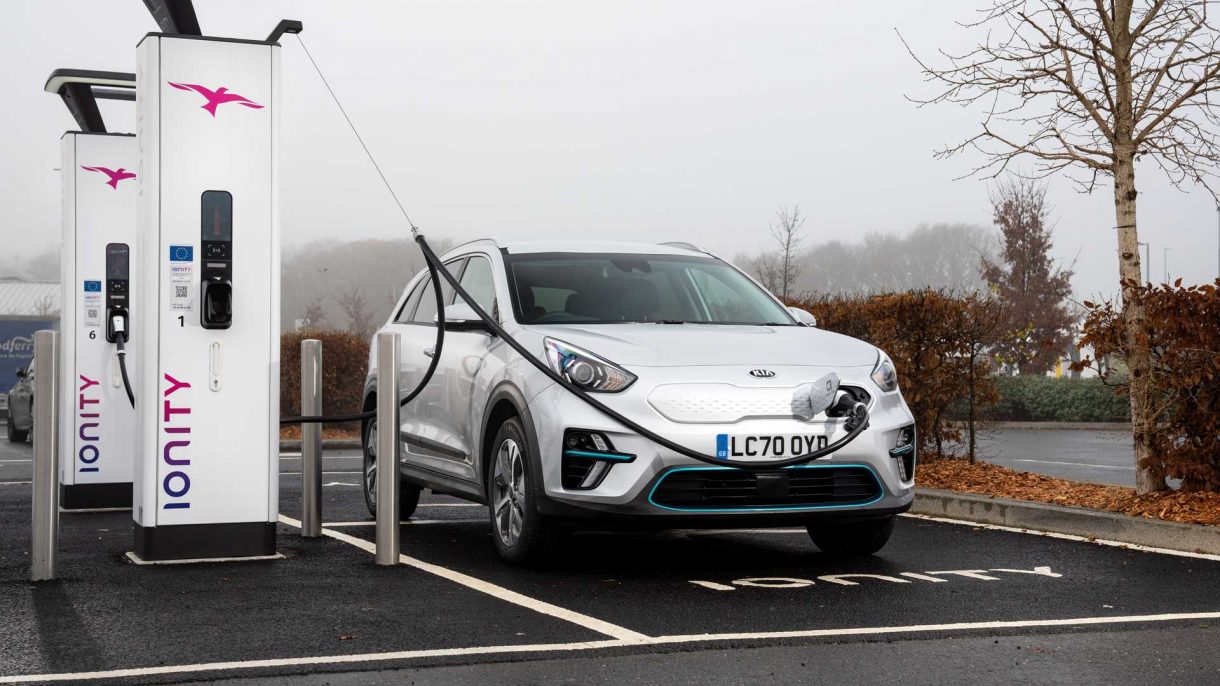 ¿Cuántas baterías de teléfono son necesarias para alimentar a un coche eléctrico?