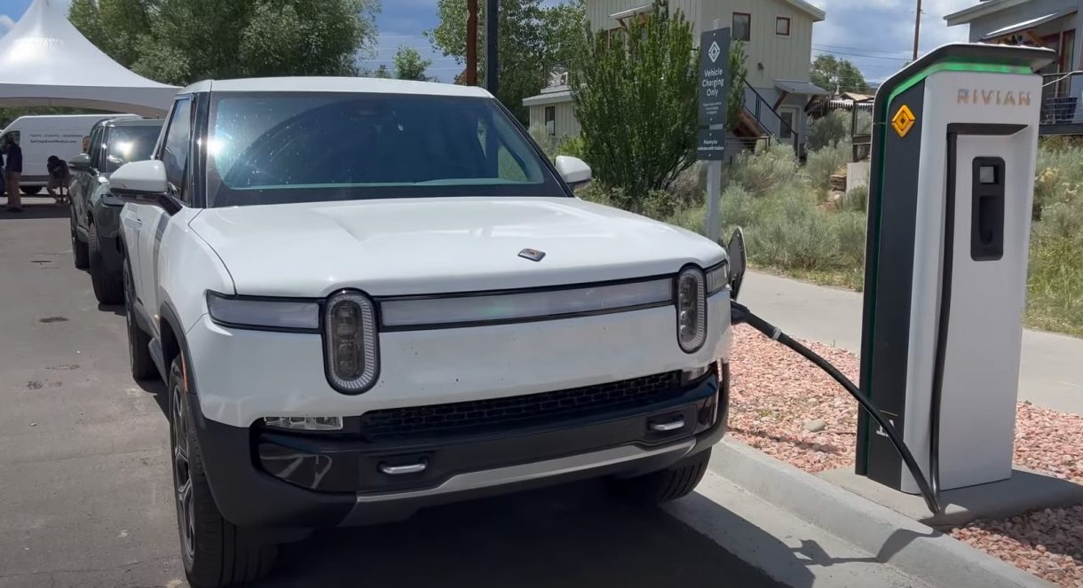Rivian abre los primeros puntos de carga de su «Red de Aventura»