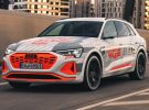 Audi muestra un prototipo camuflado del renovado e-tron 2023