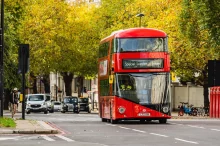 Los típicos autobuses rojos de dos pisos de Londres se podrían pasar a la movilidad eléctrica