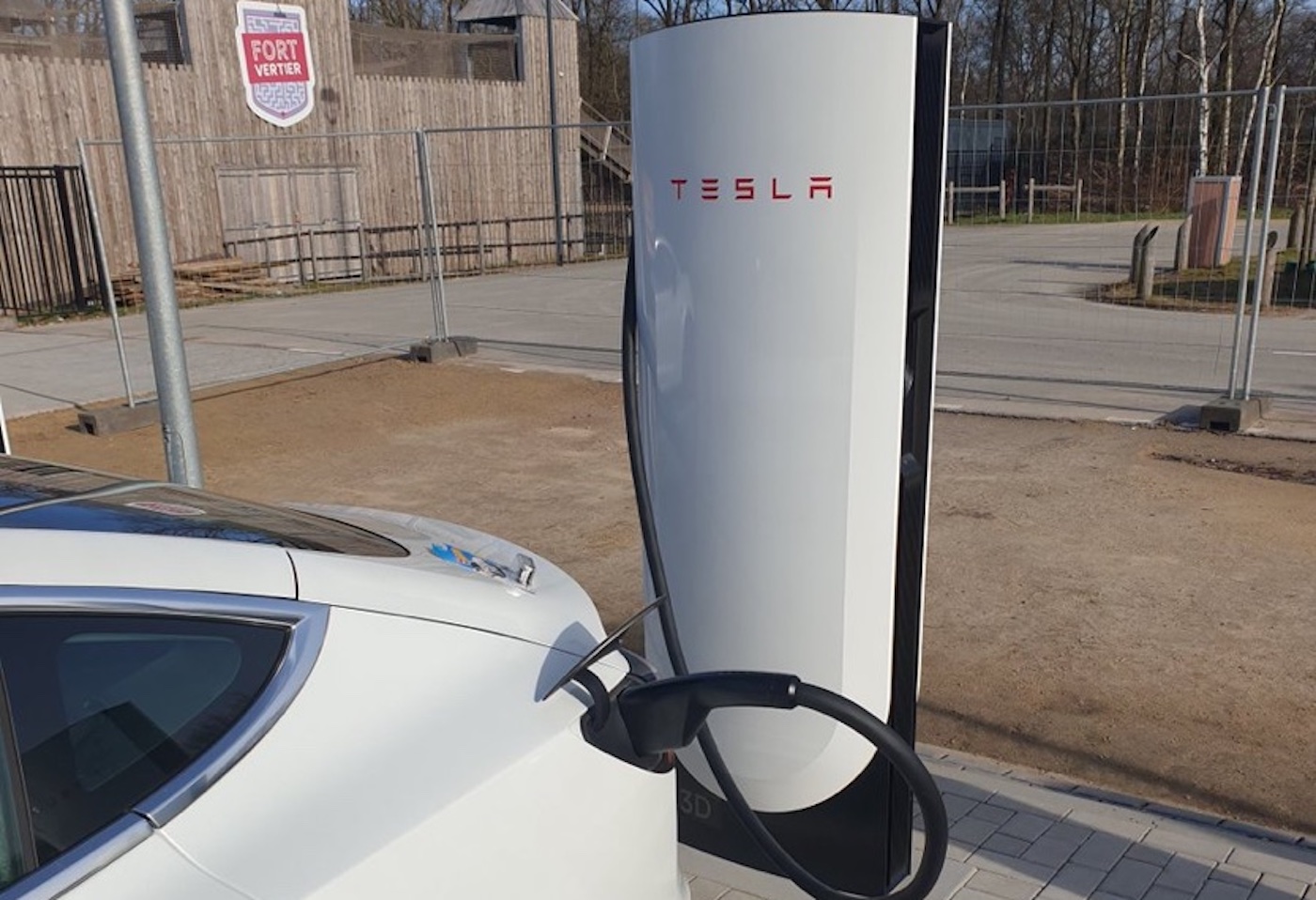 Tesla Supercharger V4 Netherlands Model3