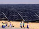 Los Emiratos Árabes Unidos preparan granjas solares para hacer que llueva en el desierto