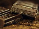 Crisis climática golpea la industria del chocolate: Precios del cacao en máximos históricos.