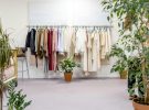 Minimalismo y moda: Cómo construir un armario sostenible que realmente usas