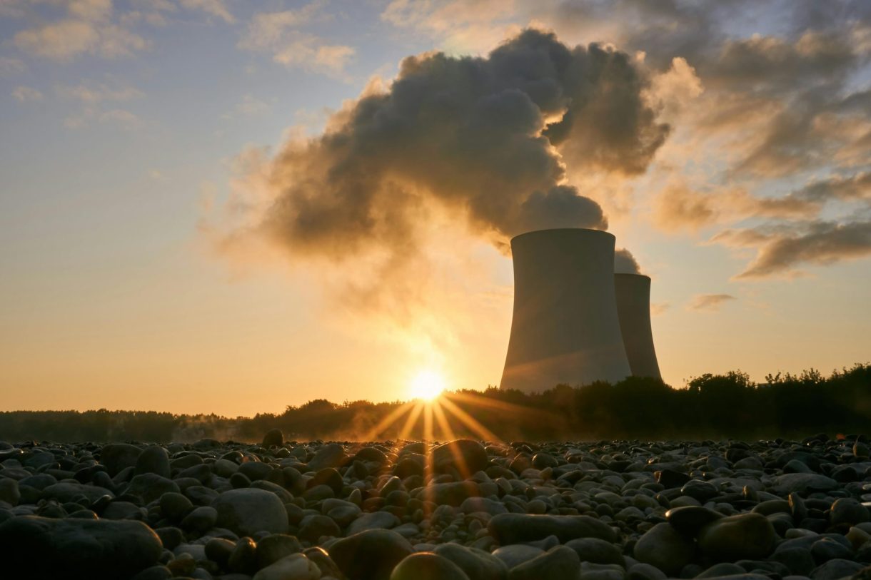 El renacimiento nuclear impulsado por la IA: Gates y Bezos lideran la apuesta