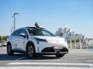 Uber lanza su primer servicio internacional de robotaxis