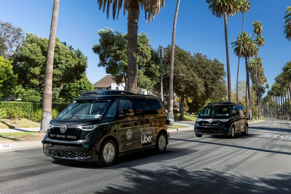 Volkswagen y Uber se unen para lanzar una flota de robotaxis eléctricos en EE.UU. con el ID. Buzz