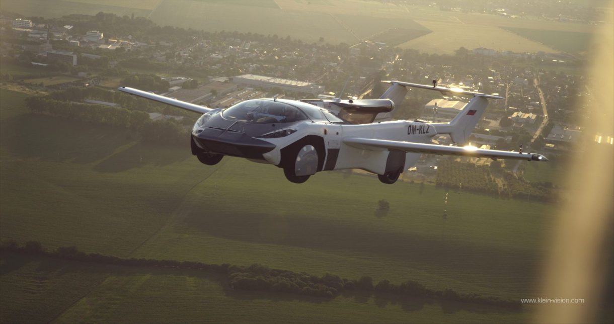 Conducir, volar y aterrizar: así será el coche volador AirCar que llegará al mercado en 2026