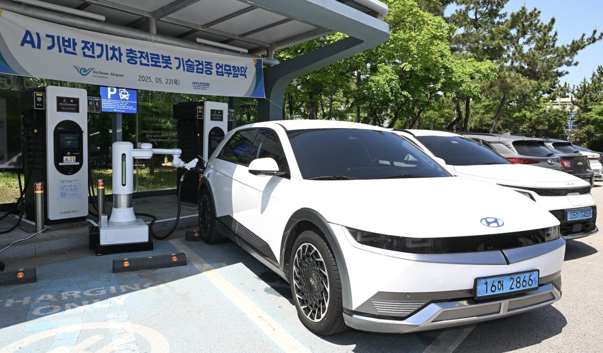 Hyundai's Automatic Charging Robot in action