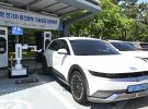 El robot de Hyundai que conecta el coche eléctrico al cargador ya es una realidad
