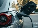 Los híbridos enchufables contaminan casi tanto como los coches de gasolina, según un nuevo informe