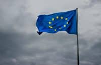 Bruselas aplaza 16 meses las normas más estrictas de la Ley de IA entre presiones políticas y empresariales