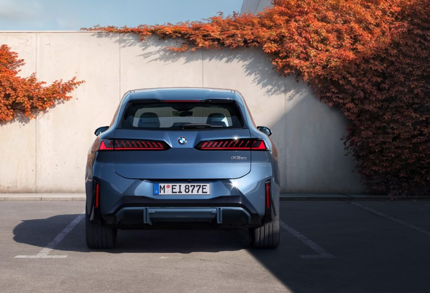 BMW iX vs Mercedes-Benz EQE SUV: comparativa de SUV eléctricos premium por tecnología a bordo y seguridad