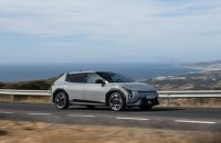 Kia EV4 vs Peugeot e-308: comparativa de compactos eléctricos por autonomía real y equipamiento