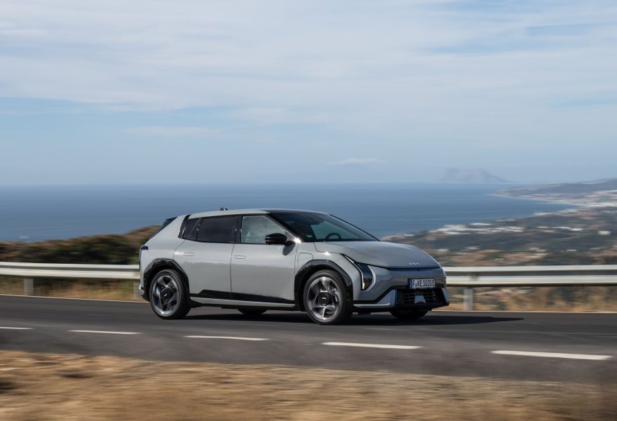 Kia EV4 vs Peugeot e-308: comparativa de compactos eléctricos por autonomía real y equipamiento