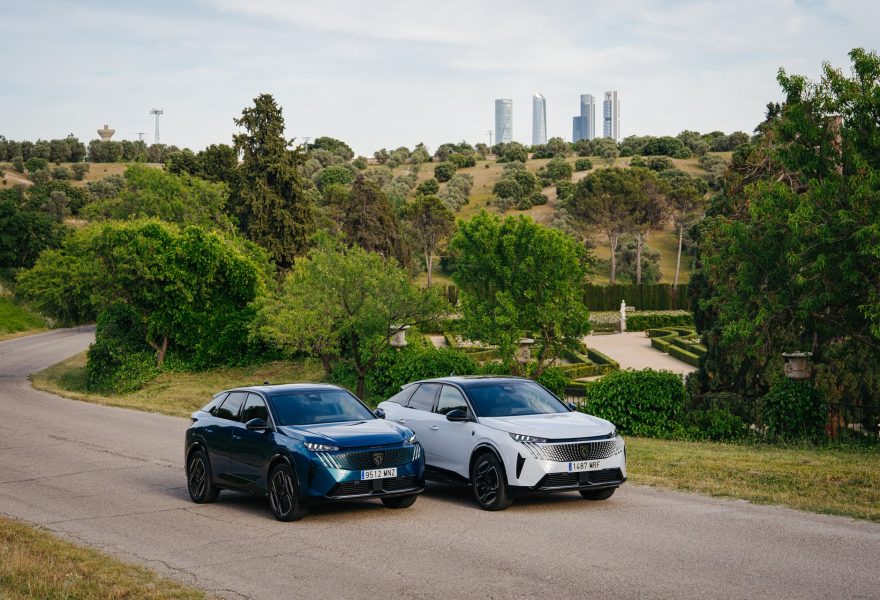 Comparativa 2026: Peugeot 3008 Hybrid vs Renault Austral por consumo real y equipamiento