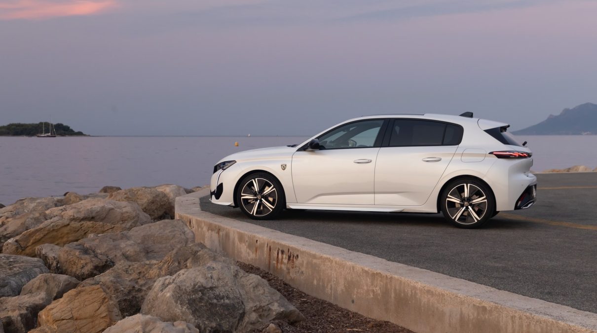 Cómo funciona la recarga en un compacto PHEV y cuánto cuesta llenar la batería en casa