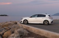 Cómo funciona la recarga en un compacto PHEV y cuánto cuesta llenar la batería en casa