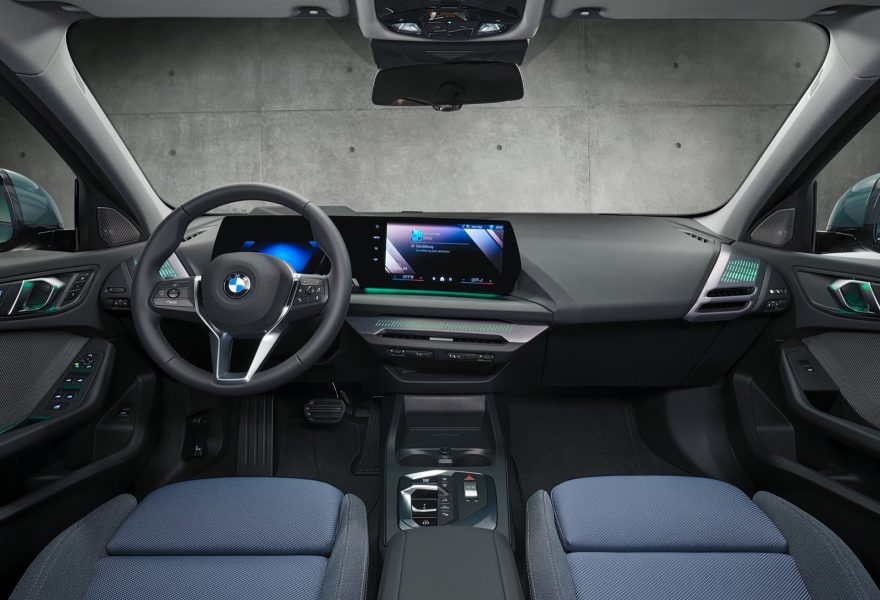 Qué tecnología de asistencia a la conducción trae de serie un compacto premium en 2026 y cuál marca la diferencia