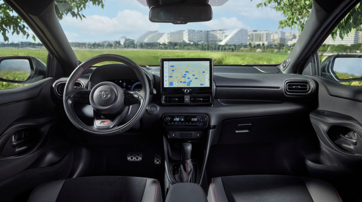 Toyota Yaris review: el utilitario híbrido urbano que sigue marcando la pauta en consumo real