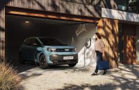 Qué diferencia hay entre un utilitario eléctrico y uno híbrido para conducción 100% urbana en 2026