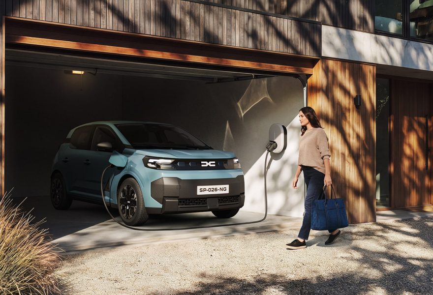 Qué diferencia hay entre un utilitario eléctrico y uno híbrido para conducción 100% urbana en 2026