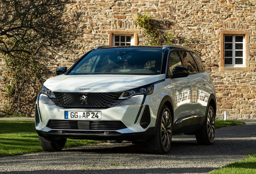 Peugeot 5008 vs Opel Grandland: comparativa de SUV familiares híbridos por espacio interior y consumo real