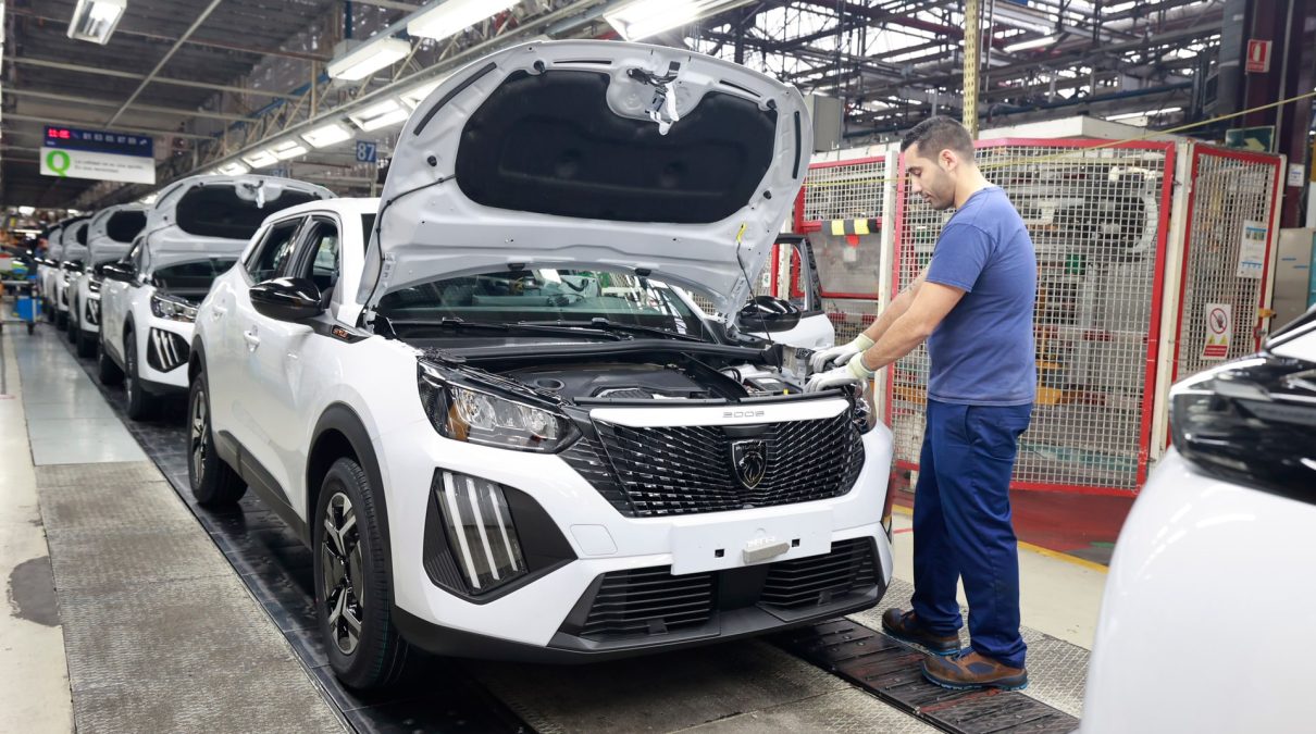 Comparativa 2026: Peugeot e-2008 vs Jeep Avenger eléctrico por autonomía real y precio ajustado