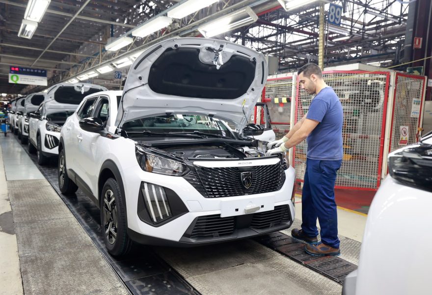 Comparativa 2026: Peugeot e-2008 vs Jeep Avenger eléctrico por autonomía real y precio ajustado