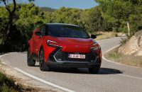 Toyota C-HR Plug-in vs Peugeot 3008 Hybrid: comparativa de SUV-C híbridos enchufables por autonomía eléctrica y consumo real