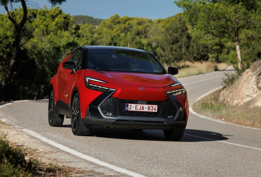 Toyota C-HR Plug-in vs Peugeot 3008 Hybrid: comparativa de SUV-C híbridos enchufables por autonomía eléctrica y consumo real