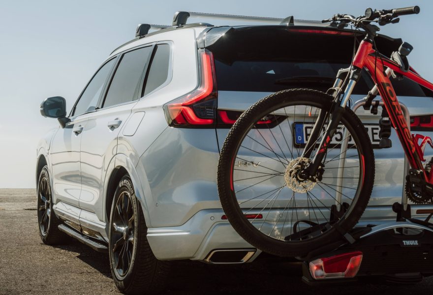 Qué es el sistema híbrido serie-paralelo de un SUV y cómo influye en el consumo en autopista y el precio final