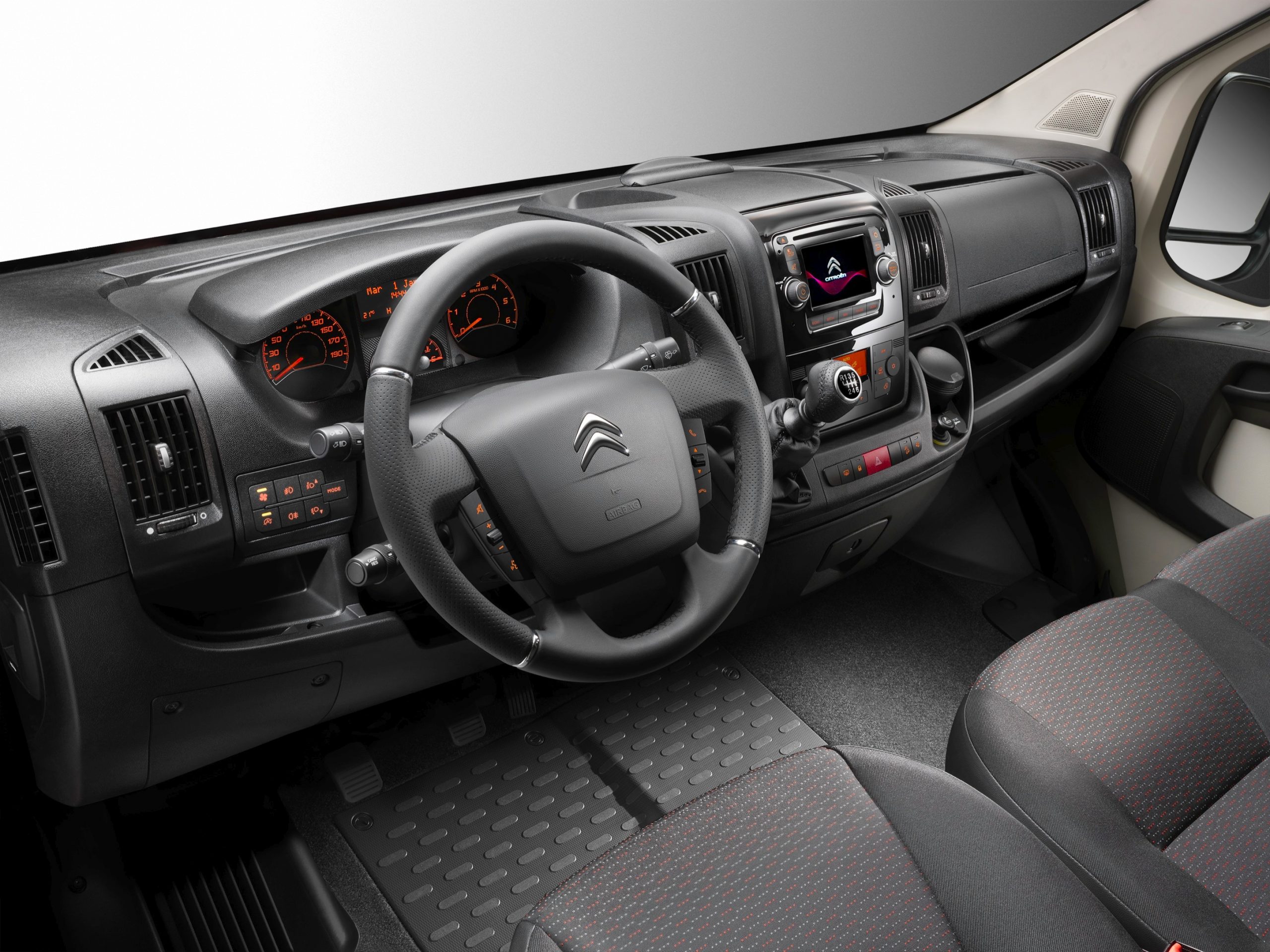 Citroën Jumper, todas las versiones y motorizaciones del mercado, con  precios, imágenes, datos técnicos y pruebas.